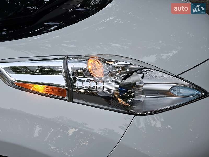 Хетчбек Nissan Leaf 2013 в Дніпрі