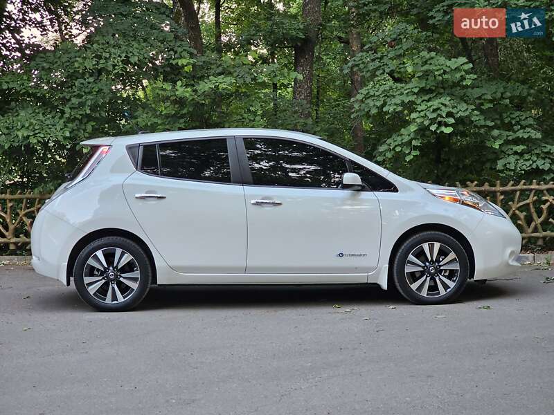 Хетчбек Nissan Leaf 2013 в Дніпрі