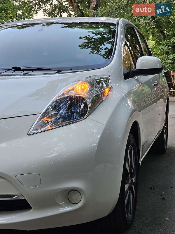 Хетчбек Nissan Leaf 2013 в Дніпрі
