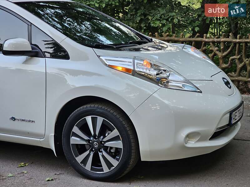 Хетчбек Nissan Leaf 2013 в Дніпрі