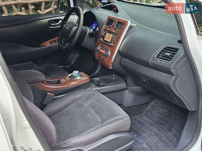 Хетчбек Nissan Leaf 2013 в Дніпрі