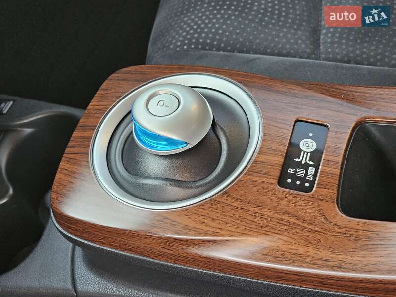 Хетчбек Nissan Leaf 2013 в Дніпрі