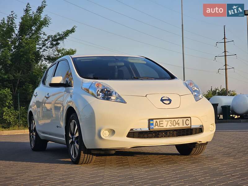 Хетчбек Nissan Leaf 2013 в Дніпрі