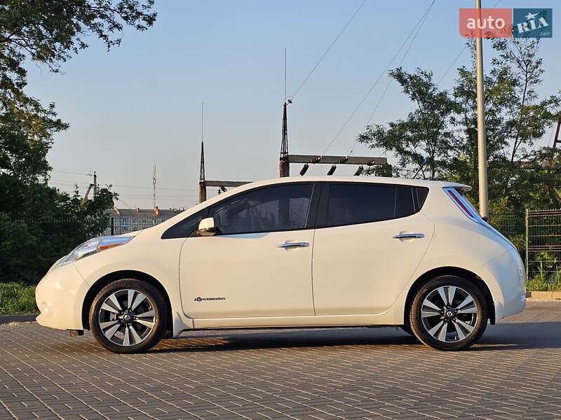 Хетчбек Nissan Leaf 2013 в Дніпрі