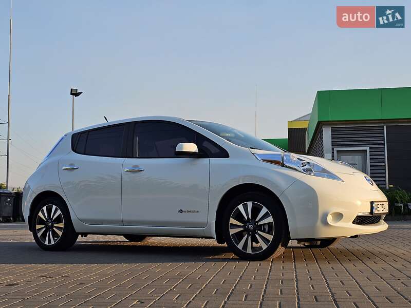 Хетчбек Nissan Leaf 2013 в Дніпрі