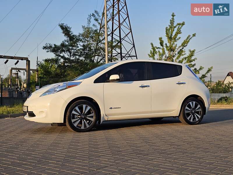 Хетчбек Nissan Leaf 2013 в Дніпрі