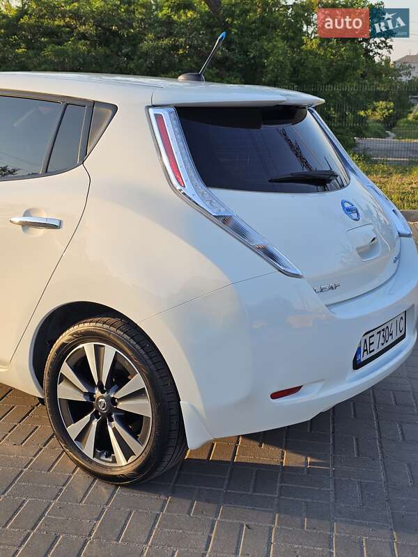 Хетчбек Nissan Leaf 2013 в Дніпрі