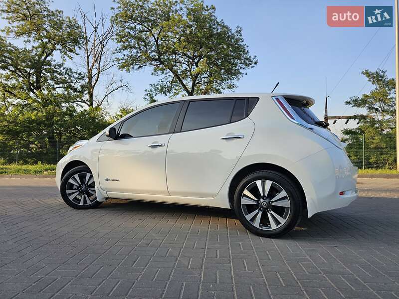 Хетчбек Nissan Leaf 2013 в Дніпрі