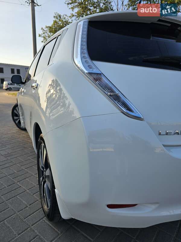 Хетчбек Nissan Leaf 2013 в Дніпрі