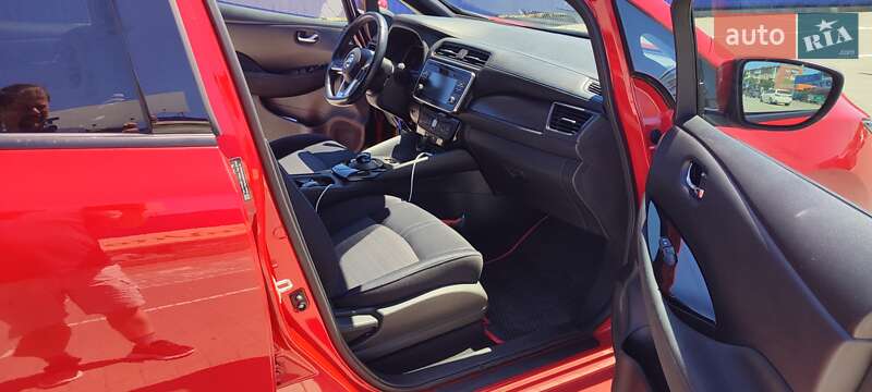 Хетчбек Nissan Leaf 2018 в Долині