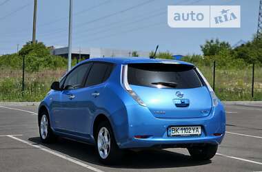 Хэтчбек Nissan Leaf 2010 в Ровно