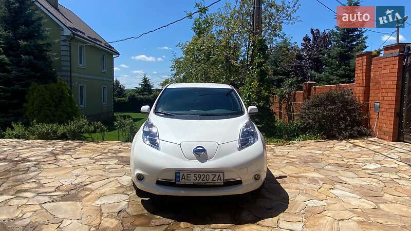 Хэтчбек Nissan Leaf 2013 в Новоалександровке