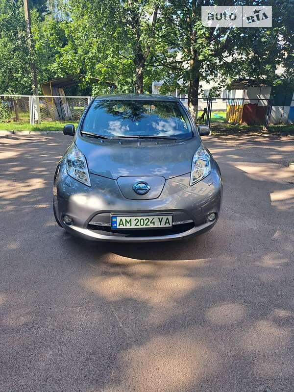 Хэтчбек Nissan Leaf 2013 в Вишневом