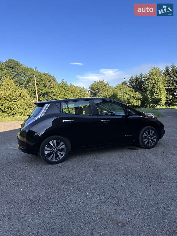 Хетчбек Nissan Leaf 2015 в Бурштині
