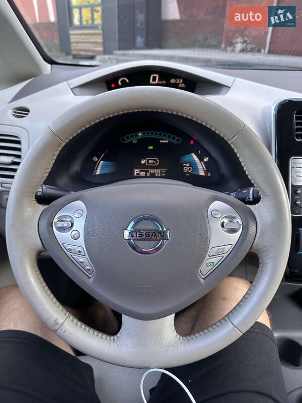 Хетчбек Nissan Leaf 2015 в Бурштині