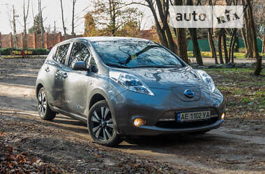 Хэтчбек Nissan Leaf 2015 в Днепре