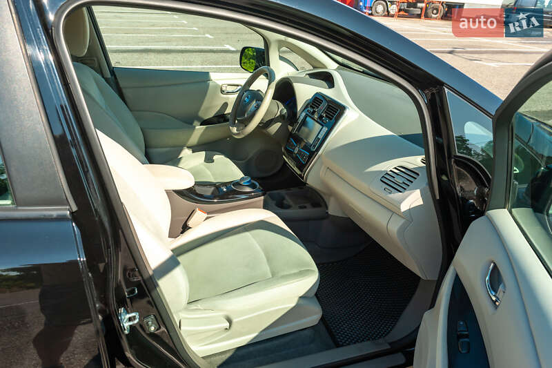 Хэтчбек Nissan Leaf 2015 в Черновцах