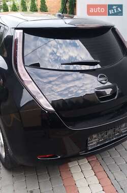 Хэтчбек Nissan Leaf 2012 в 