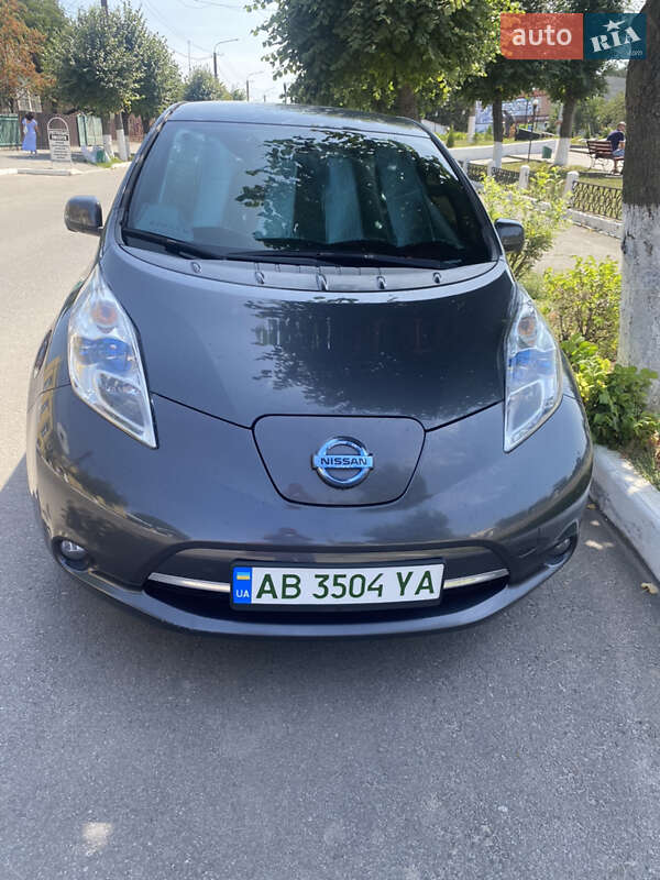 Хэтчбек Nissan Leaf 2013 в 