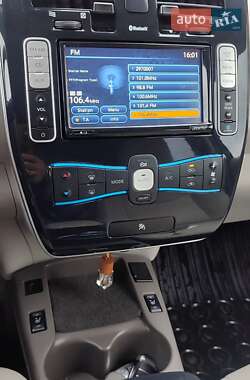 Хэтчбек Nissan Leaf 2012 в 