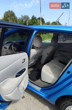 Хэтчбек Nissan Leaf 2012 в 