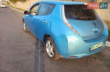 Хэтчбек Nissan Leaf 2012 в 