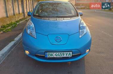 Хэтчбек Nissan Leaf 2012 в 