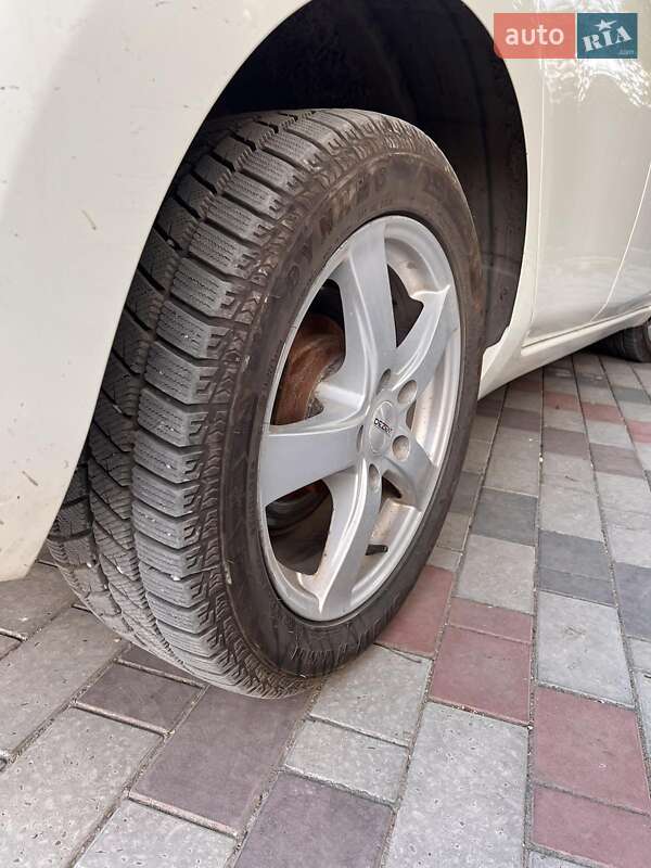 Хэтчбек Nissan Leaf 2012 в Косове