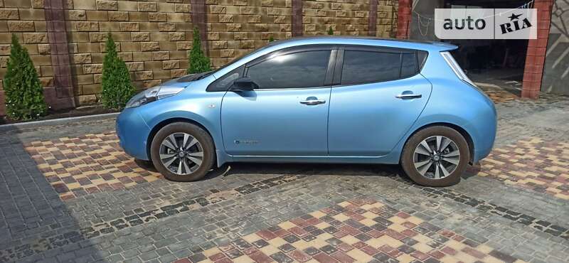 Хэтчбек Nissan Leaf 2016 в 