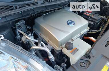 Хэтчбек Nissan Leaf 2015 в 