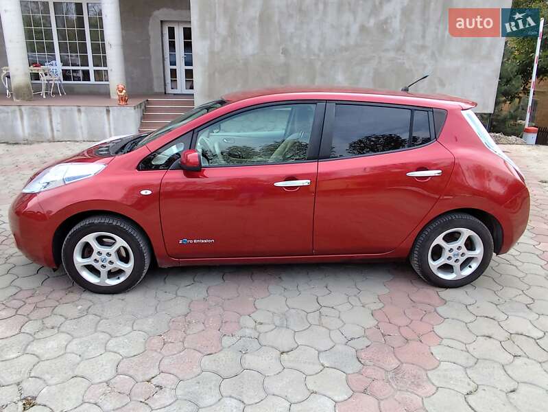 Хэтчбек Nissan Leaf 2012 в Кельменцах