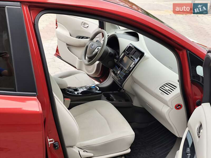 Хэтчбек Nissan Leaf 2012 в Кельменцах