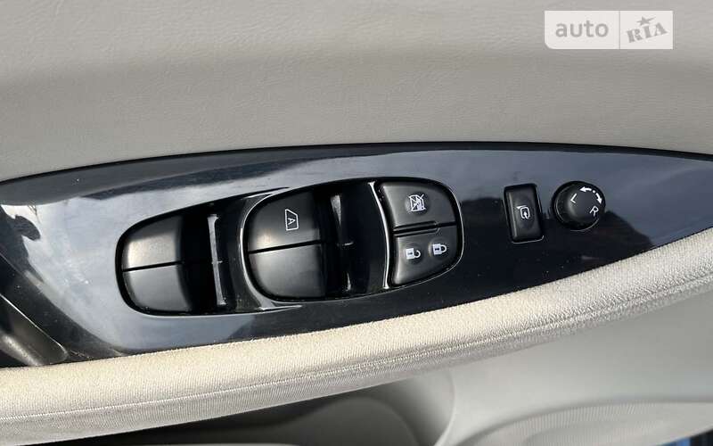 Хэтчбек Nissan Leaf 2012 в Стрые