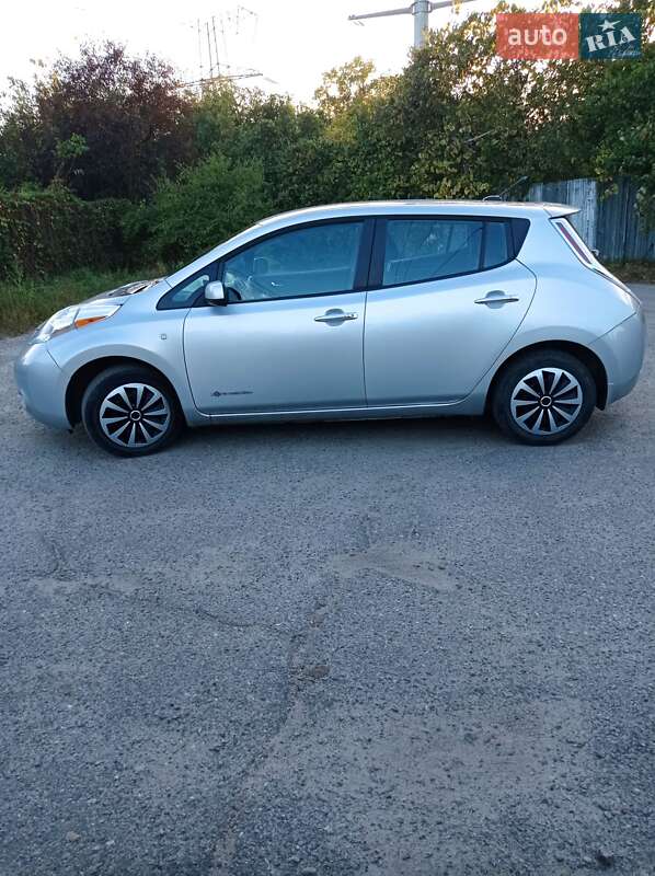 Хетчбек Nissan Leaf 2013 в 