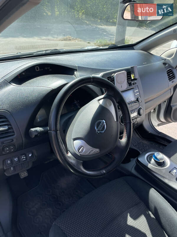 Хэтчбек Nissan Leaf 2014 в Коростене