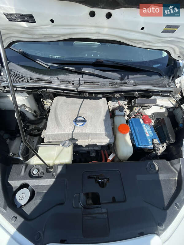 Хэтчбек Nissan Leaf 2014 в Коростене
