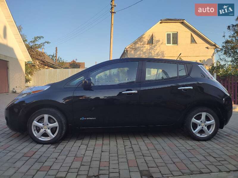 Хэтчбек Nissan Leaf 2015 в Шумске