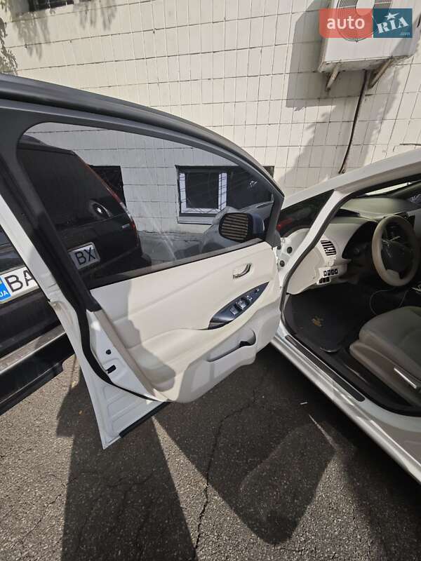 Хэтчбек Nissan Leaf 2016 в Киеве