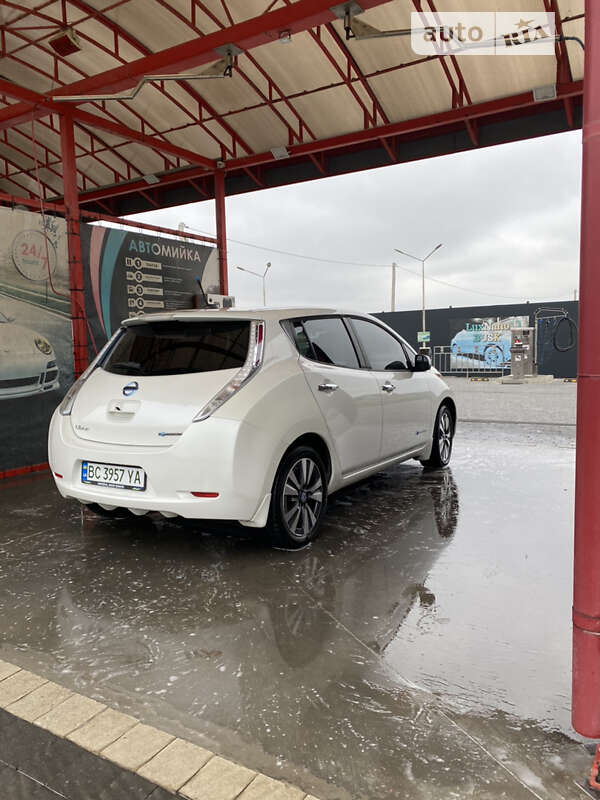 Хэтчбек Nissan Leaf 2013 в Буске