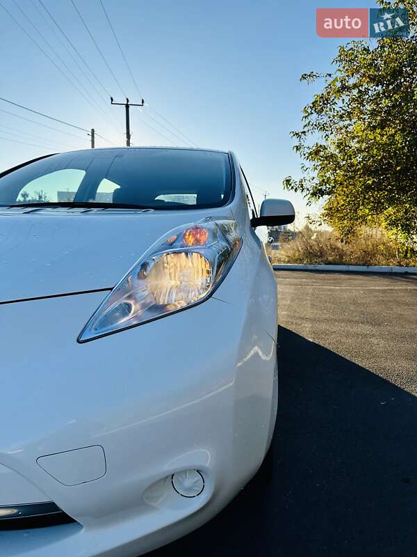 Хэтчбек Nissan Leaf 2015 в Киеве