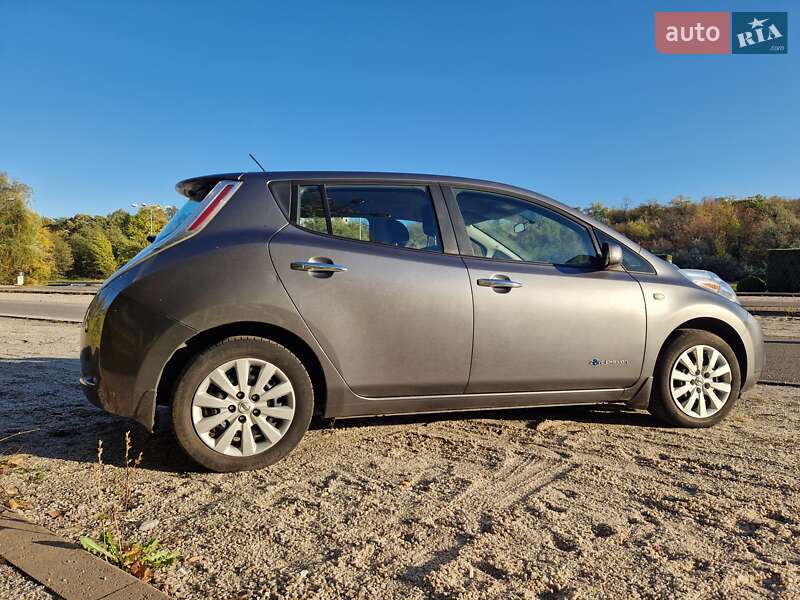 Хетчбек Nissan Leaf 2015 в Дніпрі