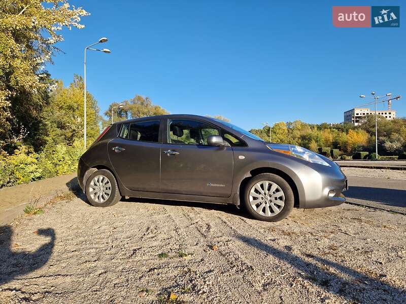 Хетчбек Nissan Leaf 2015 в Дніпрі