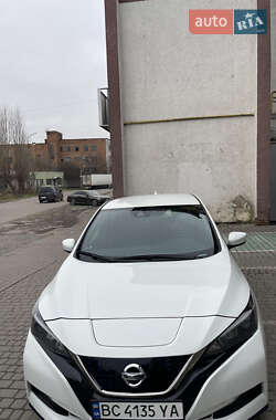 Хэтчбек Nissan Leaf 2022 в 