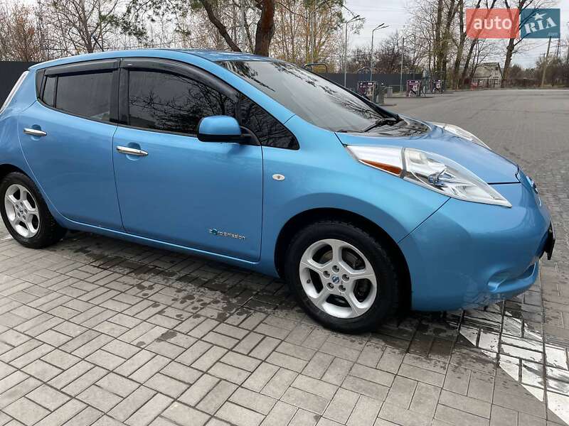Хэтчбек Nissan Leaf 2011 в Днепре