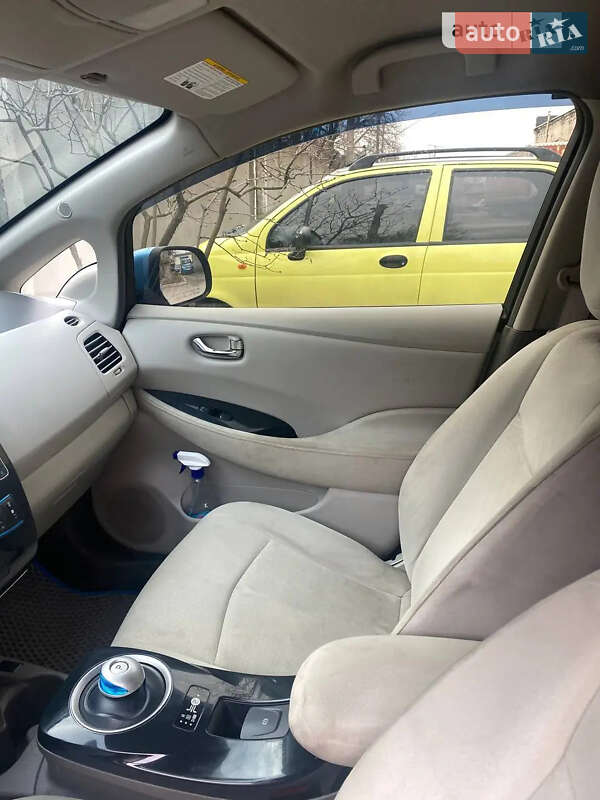 Хэтчбек Nissan Leaf 2011 в Днепре