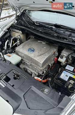 Хэтчбек Nissan Leaf 2013 в 