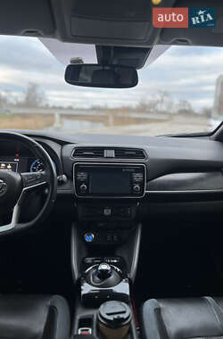 Хэтчбек Nissan Leaf 2017 в 