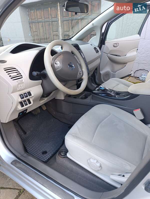 Хетчбек Nissan Leaf 2012 в Східниці