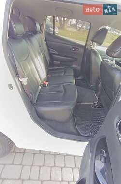 Хэтчбек Nissan Leaf 2015 в 