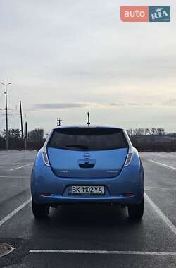 Хэтчбек Nissan Leaf 2010 в 